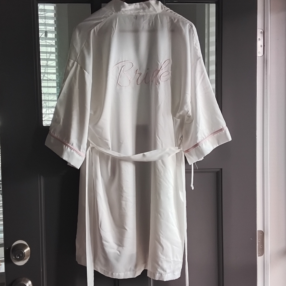 Bride Satin Robe in White with Pink Embroidery Apt 9 Size S